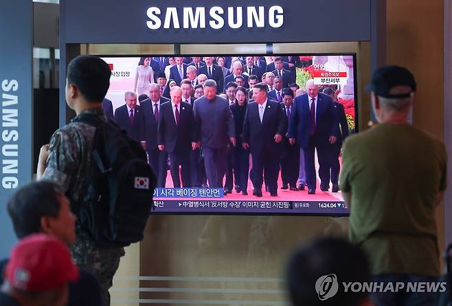 서울역에 방송되는 중국 전승절 열병식 뉴스 (서울=연합뉴스) 김도훈 기자 = 3일 중국 베이징에서 열린 전승절 80주년 기념 대규모 열병식에서 시진핑 중국 주석, 김정은 북한 국무위원장, 푸틴 러시아 대통령이 함께 이동하는 장면이 서울역 대합실에 설치된 TV에 나오고 있다. 2025.9.3 superdoo82@yna.co.kr