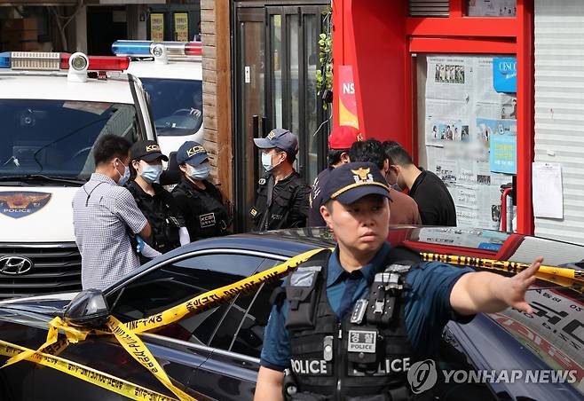 칼부림 사건 현장 통제하는 경찰 (서울=연합뉴스) 이진욱 기자 = 3일 서울 관악구 한 식당에서 칼부림 사건이 발생, 경찰이 현장을 통제하고 있다. 2025.9.3 cityboy@yna.co.kr