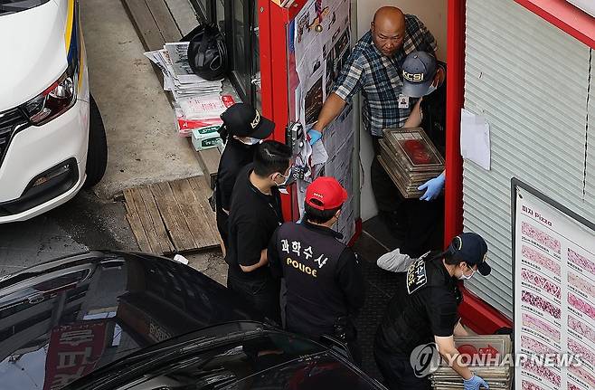 관악구 식당서 칼부림 사건 발생 (서울=연합뉴스) 이진욱 기자 = 3일 서울 관악구 한 식당에서 칼부림 사건이 발생, 경찰이 조사하고 있다. 2025.9.3 cityboy@yna.co.kr