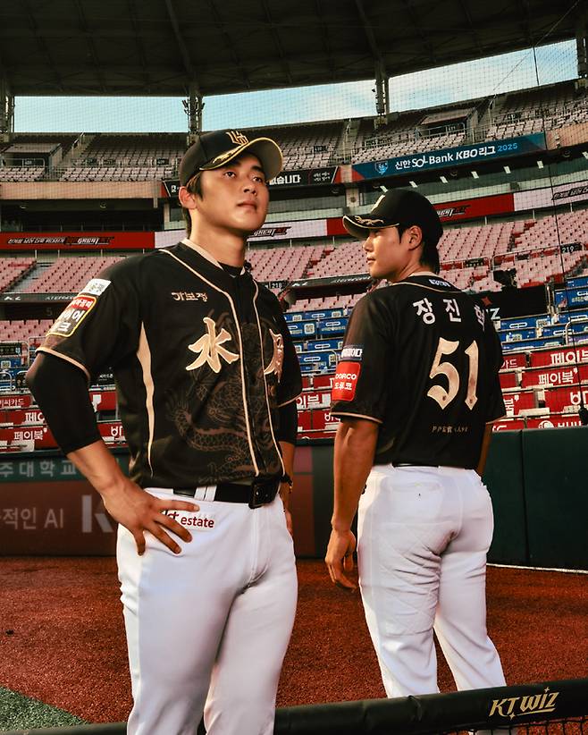 KT 박영현(사진 왼쪽)과 장진혁이 정조대왕 유니폼을 착용한 모습. 사진=KT위즈