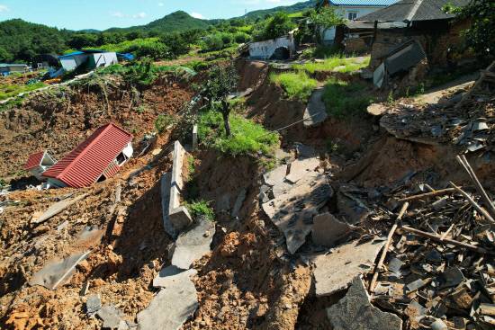 산청군 생비량면 상능마을이 집중호우로 인해 마을 전체 지반이 무너졌다.