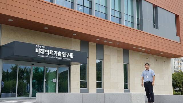 정명훈 센터장이 케이메디허브 전임상센터 미래의료기술연구동을 소개하고 있다. 김명규 기자