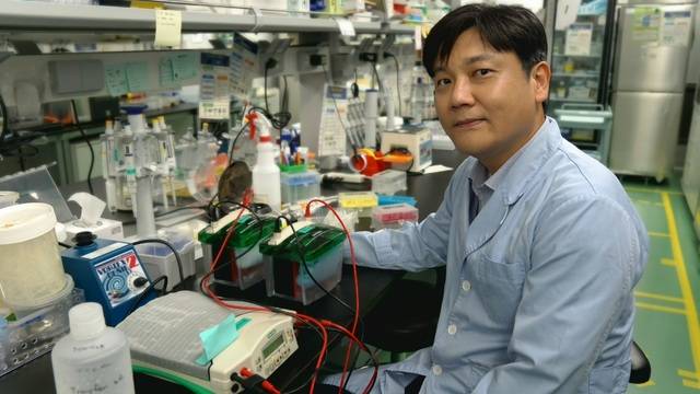 세포의 단백질 변화 연구에 대해 설명하는 정명훈 센터장. 김명규 기자