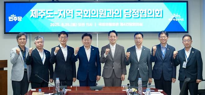 지난 8월 25일 국회의원 회관에서 당정협의회가 열렸지만 제주형 기초단체에 대한 합의점을 찾지 못했다. 왼쪽부터 여창수 대외협력특별보좌관 강민철 기초자치단체설치준비단장, 문대림 국회의원, 오영훈 제주도지사, 김한규 국회의원(도당위원장), 위성곤 국회의원, 양기철 기획조정실장, 강재병 대변인.