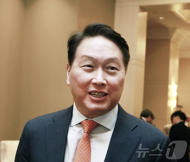 최태원 SK그룹 회장이 21일(현지시간) 미국 워싱턴DC 샐러맨더 호텔에서 열린 '트랜스 퍼시픽 다이얼로그(Trans-Pacific Dialogue, 이하 TPD) 2025'에서 취재진의 질문에 답하고 있다. 2025.2.23/뉴스1 ⓒ News1 류정민 특파원