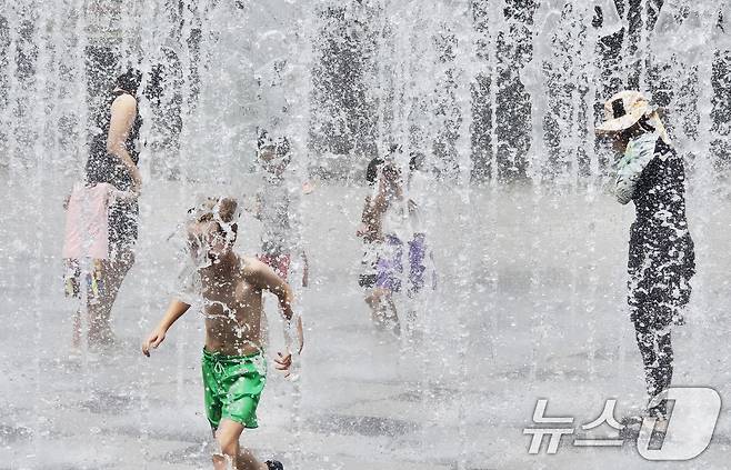 서울 성동구 서울숲에서 시민들이 바닥 분수에서 나오는 물줄기를 맞으며 더위를 식히고 있다.2025.8.31/뉴스1 ⓒ News1 황덕현 기후환경전문기자
