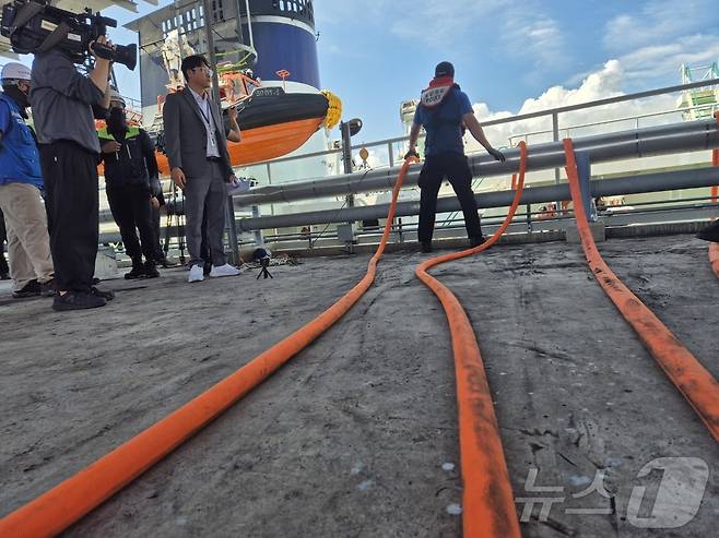 동해지방해양경찰청과 소방당국이 3일 오전 강원 강릉시 강동면 안인리 염전부두(안인화력발전부두) 인근에서 삼봉호(5001함·5000톤급 독도 경비함)를 이용해 긴급 급수 대민지원을 하고 있다. 이날 해경이 동해시에서 싣고 온 600톤의 물은 소방차를 이용해 강릉 홍제정수장으로 옮겨질 예정이다. 2025.9.3/뉴스1 ⓒ News1 윤왕근 기자