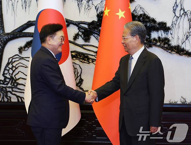 우원식 국회의장이 4일(현지시간) 중국 베이징 인민대회당에서 자오 러지 전국인민대표대회 상무위원장을 만나 악수하고 있다. (국회의장실 제공. DB 및 재판매 금지) 2025.9.4/뉴스1 ⓒ News1 이승배 기자