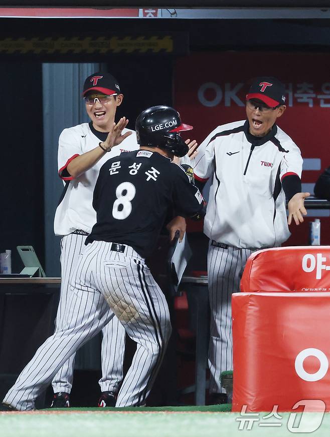 4일 오후 경기 수원시 장안구 KT위즈파크에서 열린 '2025 신한 SOL 뱅크 KBO리그' LG 트윈스와 KT 위즈의 경기, 8회초 1사 만루 LG 문성주가 만루 홈런을 치고 더그아웃으로 향하고 있다. 2025.9.4/뉴스1 ⓒ News1 김영운 기자