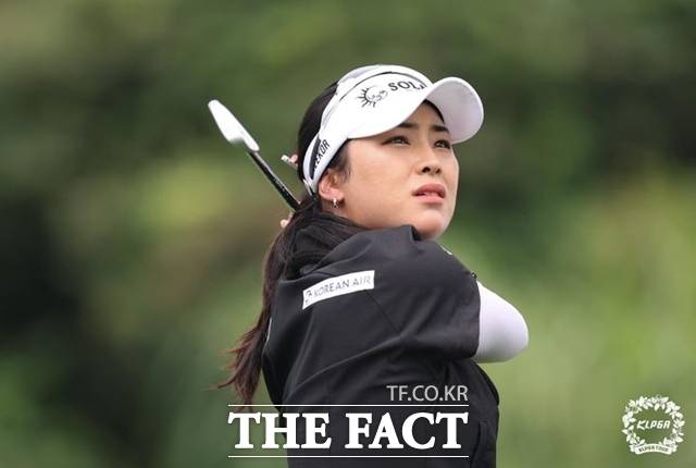지난달 일시 귀국한 윤이나가 삼다수 마스터즈 대회에서 아이언 샷을 하는 모습./KLPGA