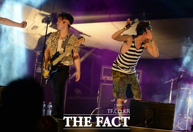 크라잉넛은 "인디의 매력은 메이저 가요 신과 매체의 검열에서 자유로울수 있는 표현과 그로 인한 생명력이다. 파격 속에서 새로운 것이 나오기 마련이다. 못한다고 계속 안 하게 되면 변하는건 없다"고 강조했다. /더팩트 DB