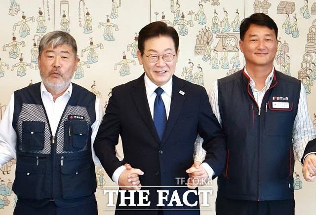 이 대통령이 4일 오후 용산 대통령실에서 양경수 전국민주노동조합총연맹 위원장, 김동명 한국노동조합총연맹 위원장과 오찬간담회를 갖고 기념촬영을 하고 있다. /뉴시스