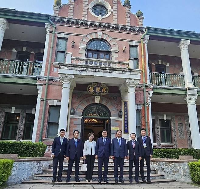 이후 일정으로 우의장은 3일 베이징에 있는 독립운동 사적지 삼패자화원을 시찰했다. 삼패자화원은 1921년 4∼6월 신채호, 이회영, 박용만, 신숙 등 독립운동가 15명이 군사단체의 통일을 위한 회의인 '군사통일주비회'를 열었던 곳이다. 박지원 페이스북