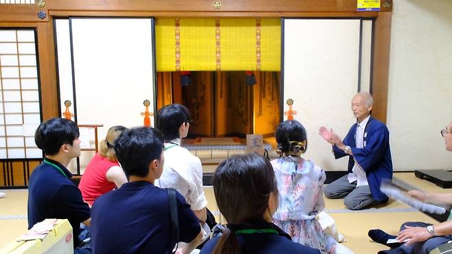 지난달 31일 일본 시즈오카현 세이켄지(清見寺)에서 후시미 고사쿠(81) 문화해설사가 ‘청년 신(新)조선통신사’ 탐방단에게 사찰과 조선통신사의 인연을 설명했다. 후시미 해설사는 “도요토미 히데요시의 침략으로 조선에 큰 피해를 끼쳤지만, 도쿠가와 이에야스는 이를 극복하고 양국 간 평화를 회복하기 위해 힘썼다”며 “그 노력의 흔적이 지금까지 유산으로 남아 있다”고 말했다./구아모 기자