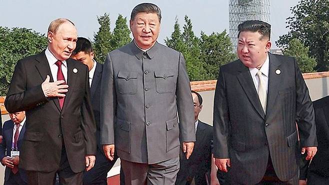 블라디미르 푸틴(왼쪽부터) 러시아 대통령과 시진핑 중국 국가주석, 김정은 북한 국무위원장이 3일 중국 전승절 80주년 기념 열병식을 참관하기 위해 베이징의 천안문 성루로 이동하고 있다. ⓒ AP/연합뉴스