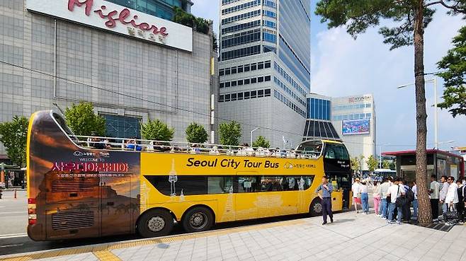 노랑풍선이 운영하는 노랑풍선시티버스를 이용하기 위해 내외국인 고객들이 줄을 서 있다.ⓒ노랑풍선