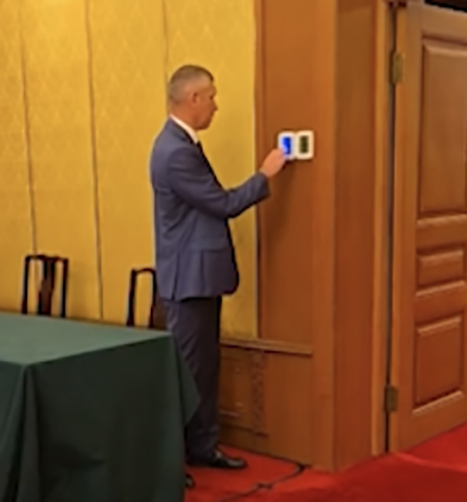 약 1분가량 이어진 실랑이에 북한 수행원들이 먼저 철수하자, 러시아 수행원이 끝까지 공조 장치 앞을 지키고 있다. 텔레그램 캡쳐