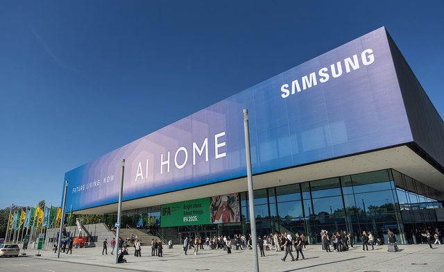 삼성전자가 오는 5~9일(현지시간) 독일 베를린 ‘메세 베를린’에서 열리는 유럽 최대 가전전시회 ‘IFA 2025’에 앞서 삼성전자 전시관이 마련된 ‘시티큐브 베를린’ 건물 외관에 ‘삼성 AI 홈’을 강조하는 옥외 광고를 내걸었다. 삼성전자 제공