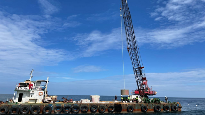 포어시스 '해양폐기물 자원순환 콘크리트 버켓앵커' 바다 시공 현장. 사진 출처 : 포어시스