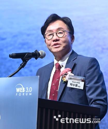 The COIN 2025 행사가 웹3.0포럼 주최, 전자신문 주관으로 3일 서울 서초구 엘타워에서 '스테이블코인이 만드는 글로벌 디지털 경제'를 주제로 열렸다. 박수용 웹3.0포럼 의장이 환영사를 하고 있다. 박지호기자 jihopress@etnews.com