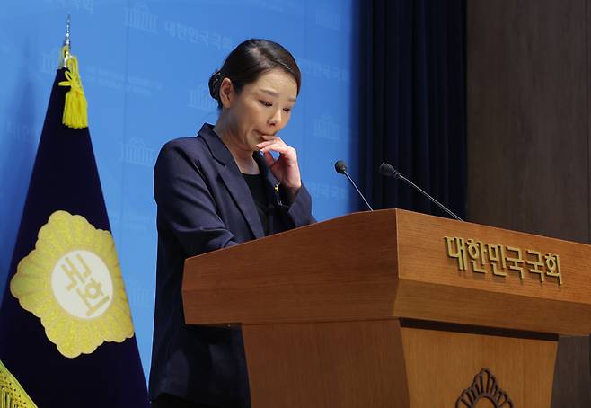 조국혁신당 강미정 대변인이 4일 서울 여의도 국회 소통관에서 당내 성비위 의혹과 관련한 탈당 기자회견을 하고 있다. 연합뉴스