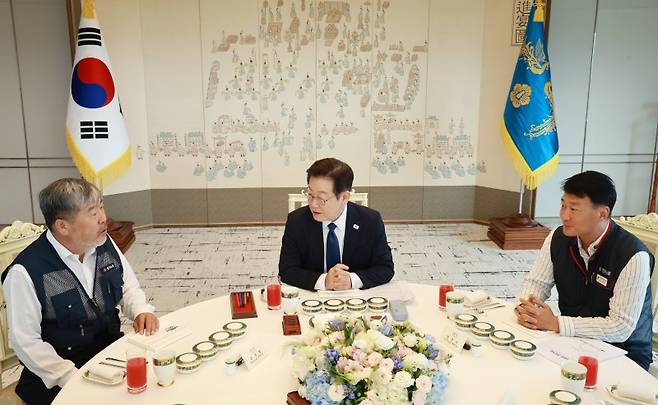 이재명 대통령이 4일 서울 용산 대통령실 청사에서 열린 양대노총 위원장과의 오찬 간담회를 주재하고 있다. 연합뉴스