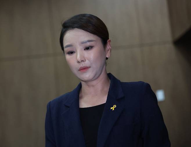 강미정 조국혁신당 대변인이 4일 서울 여의도 국회 소통관에서 당내 성비위 의혹과 관련한 탈당 기자회견을 하기위해 이동하고 있다. 뉴시스