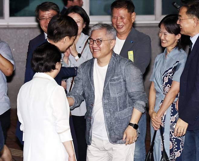 지난달 15일 이재명 정부 첫 특별사면·복권 대상에 오른 조국 전 조국혁신당 대표가 새벽 구로구 서울남부구치소를 나서며 최강욱 전 더불어민주당 의원과 인사나누고 있다. 뉴스1