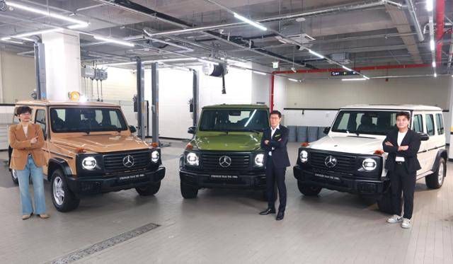 4일 오전 서울 서초구 메르세데스-벤츠 방배 서비스센터에서 열린 'G-클래스 스트롱거 댄 더 1980 에디션' 출시 행사에서 차범근(가운데), 추신수, 이동휘가 포즈를 취하고 있다. 연합뉴스