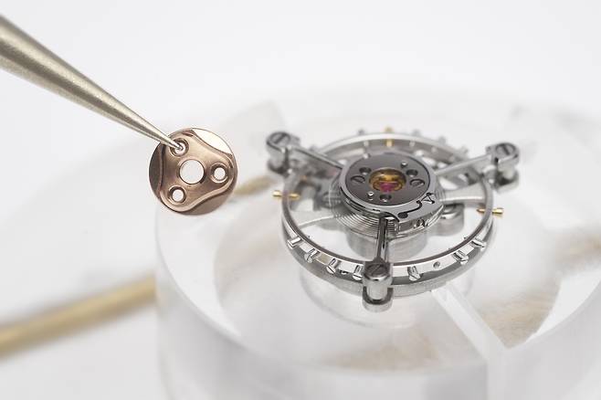 중력의 영향을 최소화하는 플라잉 투르비용 케이지의 조립 장면. 사진 리차드 밀