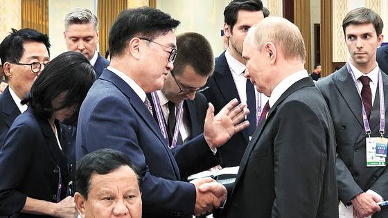 3일 중국 베이징에서 만난 우원식 국회의장(왼쪽)과 블라디미르 푸틴 러시아 대통령이 악수를 나누고 있다. 연합뉴스