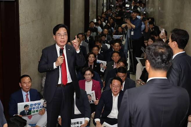 지난 3일 특검팀의 압수수색 시도에 국회 사무처 관계자들에 항의하는 송언석 국민의힘 원내대표. /사진=연합뉴스