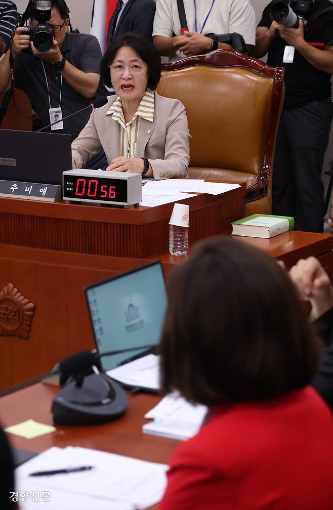 국회 법제사법위원회 위원장인 추미애 더불어민주당 의원(위쪽)과 나경원 국민의힘 의원이 4일 법사위 전체회의에서 언쟁을 벌이고 있다. 권도현 기자