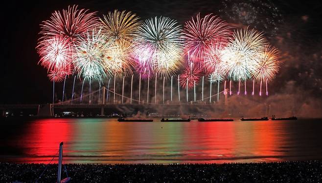 지난해 11월9일 오후 부산 수영구 광안리해수욕장 일대에서 열린 '제19회 부산불꽃축제'에서 화려한 불꽃이 부산 밤바다를 수놓고 있다./사진=뉴스1