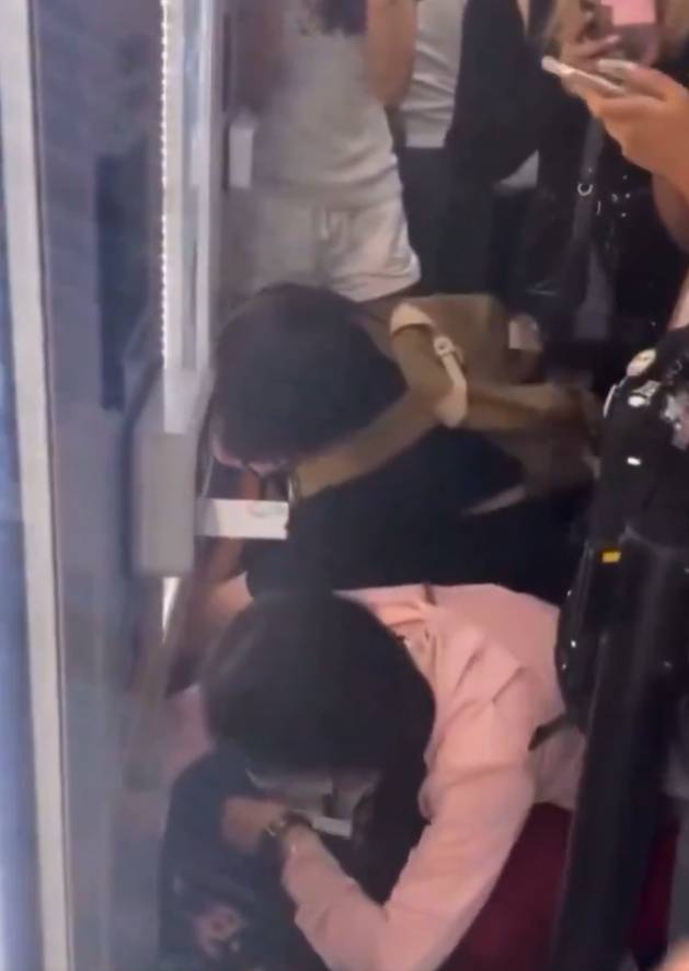 중국인 관광객이 한국에서 열린 아이돌 그룹 팝업스토어에서 상품을 싹쓸이해 공분을 사고 있다./사진=X(옛 트위터)