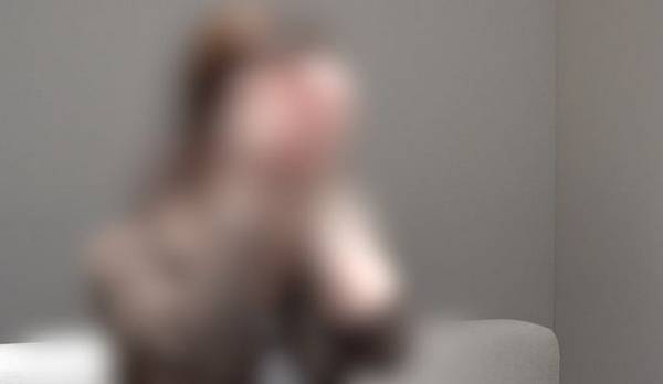 여자친구와의 성관계 영상을 촬영한 뒤 유포해 돈을 번 남성의 추악한 민낯이 공개됐다. 사진은 피해자 모습. /사진=JTBC '아무도 몰랐던 비하인드' 캡처