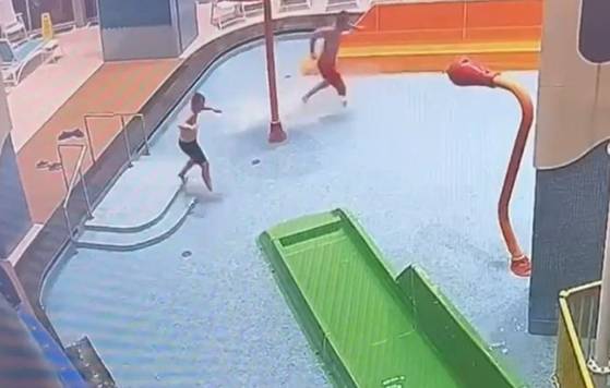 러시아 하바롭스크의 한 워터파크 직원이 아들과 함께 한밤 중 무단침입해 물놀이를 즐겼다. 더선 캡처