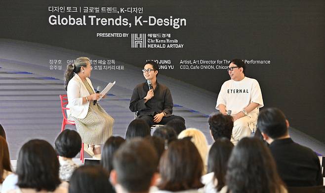 조혜영(왼쪽부터) 디자인 마이애미 인 시투 서울 큐레이터, 유주형 어니언컴퍼니 대표, 정구호 디자이너가 2일 서울 중구 동대문디자인플라자(DDP) 디자인랩 4층 잔디사랑방에서 열린 디자인 마이애미 인 시투 서울과 함께하는 헤럴드디자인포럼 2025 세션4에서 ‘글로벌 트렌드, K-디자인’을 주제로 대담을 나누고 있다. 임세준 기자