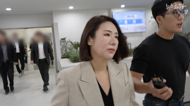 이지희 동작구의원은 '김병기 의원 차남의 학업 문제 해결을 위해 도움을 준 게 맞는지' 등을 묻는 뉴스타파 질의에 답하지 않고, 취재를 피했다. 결국 지난달 27일 취재진은 직접 동작구의회에 찾아가 이 구의원에게 질문했다. 이번에도 이 구의원은 답변을 거부했다.