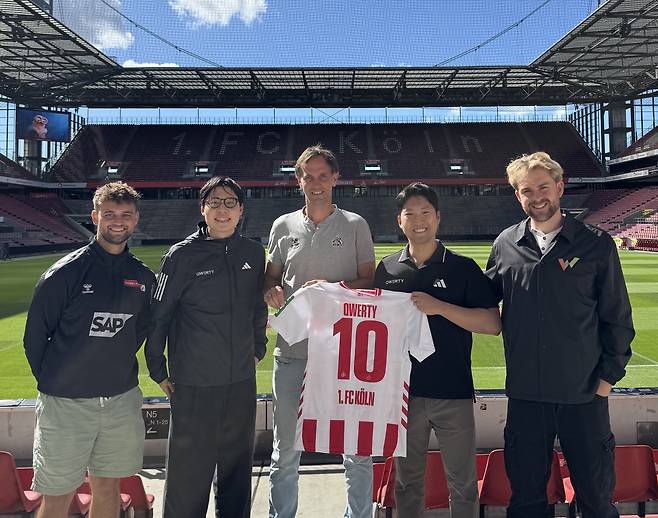 기념 유니폼을 들고 포즈를 취한 사이몬 시에베 FC퀼른 풋볼스쿨 총괄과 신동재 쿼티스포츠 대표