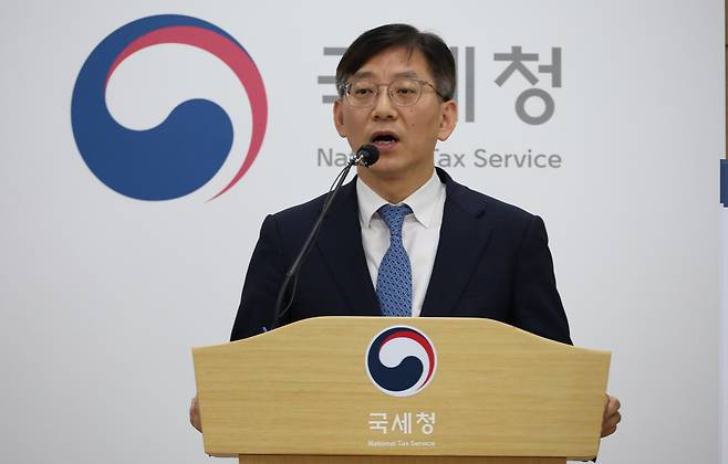 안덕수 국세청 징세법무국장이 4일 세종시 정부세종2청사에서 모든 체납자의 실태 확인을 위한 국세 체납관리단 출범을 본격 추진한다고 밝히고 있다. 내년 3월부터 운영되는 국세 체납관리단은 국세청이 일반 시민을 실태확인원으로 채용해 이들이 모든 체납자를 가가호호 방문하게 된다. 뉴시스