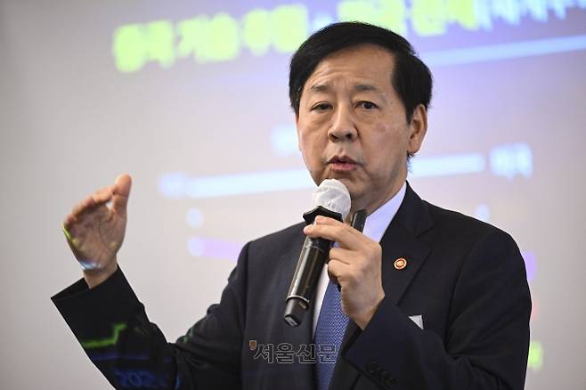 구윤철 부총리 겸 기획재정부 장관이 4일 서울 중구 롯데호텔에서 열린 ‘제68회 서울신문 광화문라운지’에서 ‘새 정부 경제성장전략’을 주제로 강연하고 있다. 2025. 9. 4. 이지훈 기자