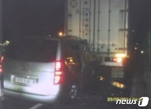 이씨의 승합차가 고속도로 갓길에 정차 중인 8t 화물차를 추돌해 조수석에서 잠자던 캄보디아 출신 아내가 사망했다. (충남경찰청 제공) 뉴스1