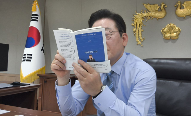 이재명 대통령이 더불어민주당 대표 시절 자신을 보좌했던 천준호 민주당 의원의 저서 ‘이재명의 시간-국민 도구 이재명에 관한 기록’을 읽고 있다. 이재명 대통령 엑스(X·옛 트위터) 캡처