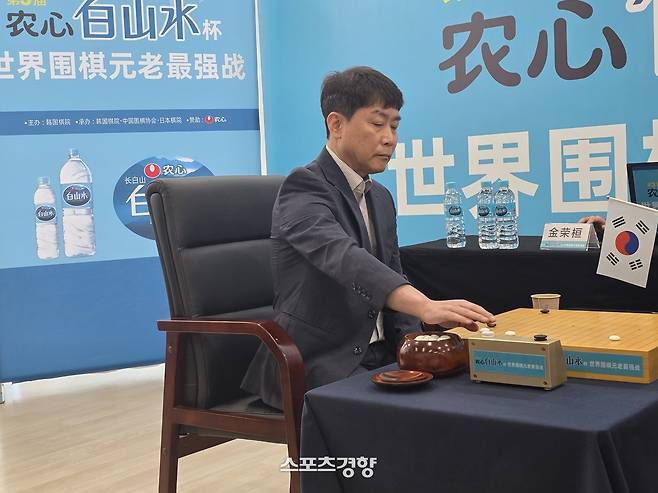 김영환 9단이 4일 중국 칭다오 농심공장에서 열린 제3회 농심백산수배 세계바둑시니어최강전 2국에서 나카노 히로나리 9단과 대국하고 있다. 칭다오 | 윤은용 기자