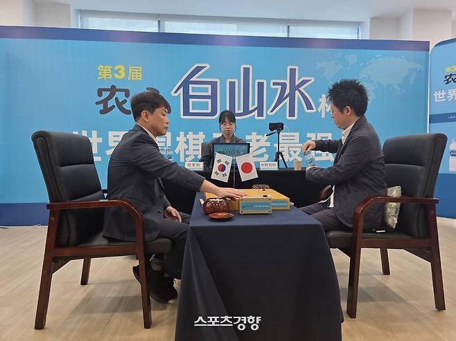 김영환 9단(왼쪽)이 4일 중국 칭다오 농심공장에서 열린 제3회 농심백산수배 세계바둑시니어최강전 2국에서 나카노 히로나리 9단과 대국하고 있다. 칭다오 | 윤은용 기자