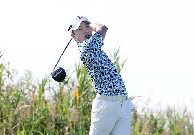 송민혁이 4일 열린 KPGA 파운더스컵 1라운드 도중 11번 홀에서 티샷을 하고 있다. KPGA 제공