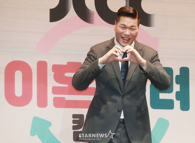 방송인 서장훈이 13일 오전 서울 라마다서울 신도림 호텔에서 진행된 JTBC 예능 '이혼숙려캠프' 제작발표회에 참석해 포즈를 취하고 있다. 인생을 새로고침하기 위한 부부들의 이야기 '이혼숙려캠프'는 오는 15일 첫 방송된다. /2024.08.13 /사진=이동훈