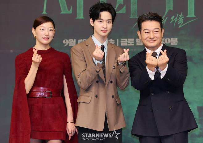 배우 이엘, 장동윤, 조성하가 4일 오전 서울 양천구 SBS 목동사옥에서 진행된 SBS 금토드라마 '사마귀: 살인자의 외출' 제작발표회에 참석해 포즈를 취하고 있다. 잔혹한 연쇄살인마 ‘사마귀’가 잡힌지 20년이 지나 모방범죄가 발생하고, 이 사건 해결을 위해 한 형사가 평생을 증오한 ‘사마귀’인 엄마와 예상 못한 공조수사를 펼치며 벌어지는 고밀도 범죄 스릴러 '사마귀: 살인자의 외출'은 오는 5일 첫 방송된다. /2025.09.04 /사진=이동훈 photoguy@