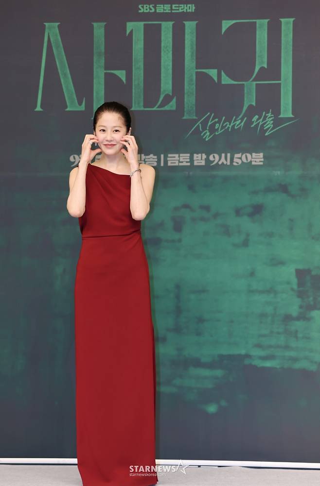 배우 고현정이 4일 오전 서울 양천구 SBS 목동사옥에서 진행된 SBS 금토드라마 '사마귀: 살인자의 외출' 제작발표회에 참석해 포즈를 취하고 있다. 잔혹한 연쇄살인마 ‘사마귀’가 잡힌지 20년이 지나 모방범죄가 발생하고, 이 사건 해결을 위해 한 형사가 평생을 증오한 ‘사마귀’인 엄마와 예상 못한 공조수사를 펼치며 벌어지는 고밀도 범죄 스릴러 '사마귀: 살인자의 외출'은 오는 5일 첫 방송된다. /2025.09.04 /사진=이동훈 photoguy@